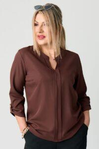 Elegancka bluzka w dużym rozmiarze brązowa – moda plus size