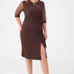 brazowa-sukienka-z-rozcieciem-plus-size (1)