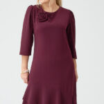 Śliwkowa sukienka wyszczuplająca plus size wizytowa z falbaną 44-52