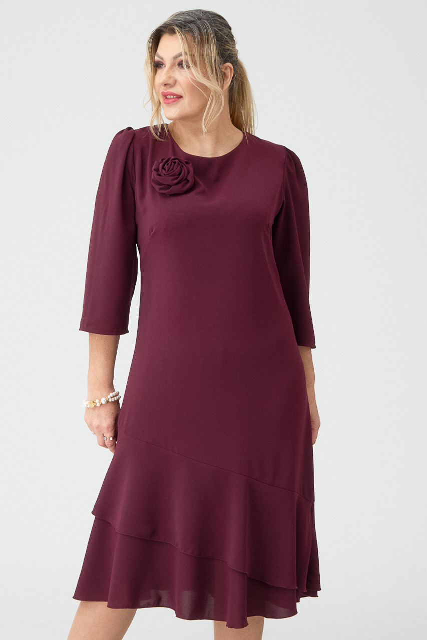 Śliwkowa sukienka wyszczuplająca plus size wizytowa z falbaną 44-52