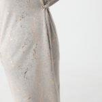 szara-sukienka-wizytowa-dla-puszystych-pań (3)