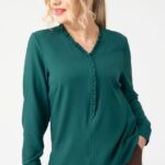 Bluzka z falbanką na dekolcie butelkowa zieleń