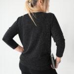 Elegancka-bluzka-damska-plus-size-z-połyskiem-srebrno-czarna (2)