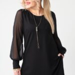Czarna tunika plus size – elegancka moda dla puszystych kobiet