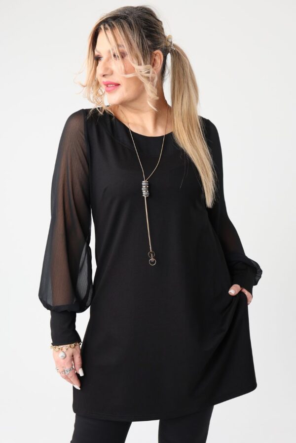 Czarna tunika plus size – elegancka moda dla puszystych kobiet