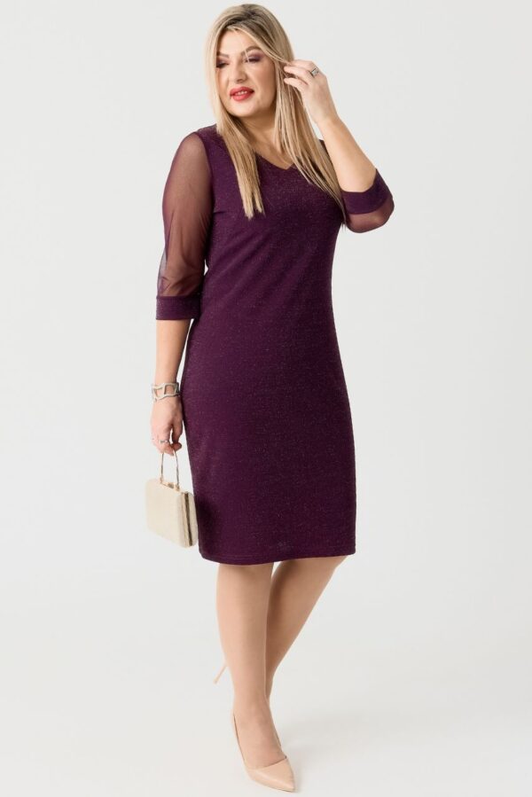 Elegancka błyszcząca sukienka plus size – wizytowa moda dla kobiet