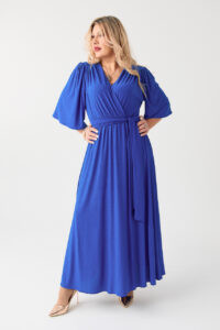 Błyszcząca wieczorowa sukienka plus size maxi chabrowa 44-52