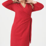 Czerwona sukienka kopertowa wiązana z boku