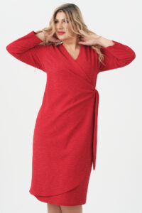 Czerwona sukienka kopertowa wiązana z boku