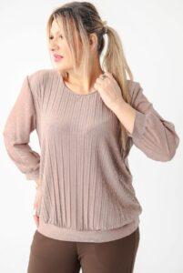Beżowa bluzka plus size – elegancka moda dla puszystych kobiet