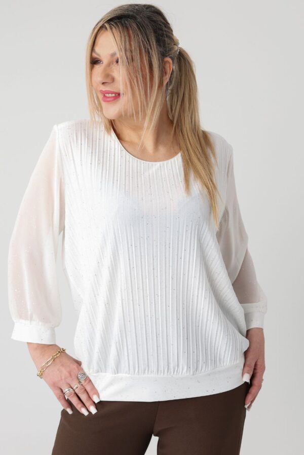 Biała bluzka plus size – elegancka moda dla puszystych kobiet