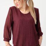 Bordowa bluzka plus size – elegancka moda dla puszystych kobiet
