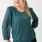 Zielona bluzka plus size – elegancka moda dla puszystych kobiet