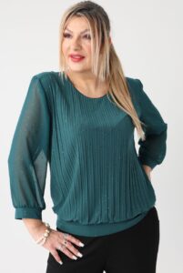 Zielona bluzka plus size – elegancka moda dla puszystych kobiet