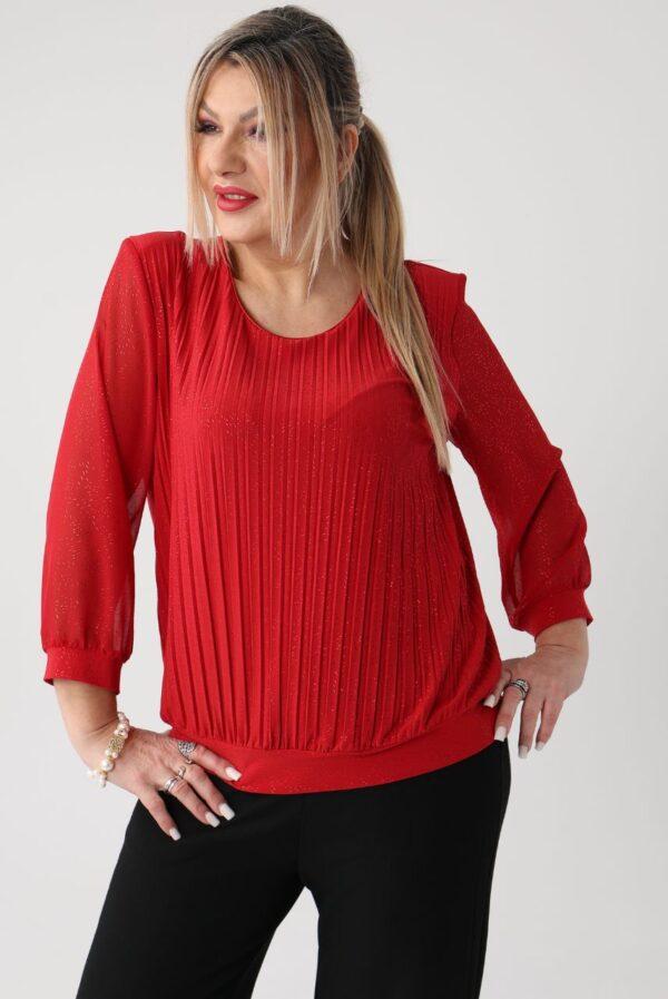 Czerwona bluzka plus size – elegancka moda dla puszystych kobiet