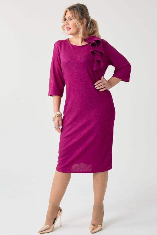 Sukienka wizytowa XXL z falbaną – moda dla puszystych kobiet