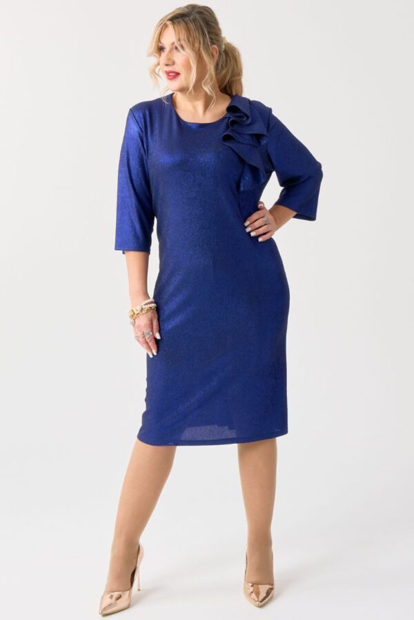 Sukienka wizytowa XXL z falbaną – moda dla puszystych kobiet