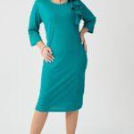 Sukienka wizytowa XXL z falbaną – moda dla puszystych kobiet