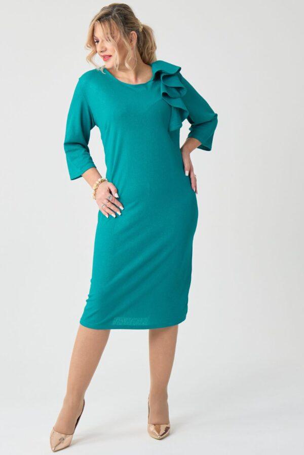 Sukienka wizytowa XXL z falbaną – moda dla puszystych kobiet