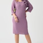 sukienka-blyszczaca-plus-size-z-falbana-wrzosowa (6)