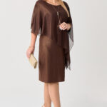 sukienka-polyskujaca-plus-size-z-szyfonowa-narzutka-brazowa (1)