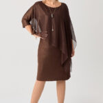 Sukienka połyskująca PLUS SIZE z szyfonową narzutką brązowa 44-52