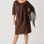 sukienka-polyskujaca-plus-size-z-szyfonowa-narzutka-brazowa (6)