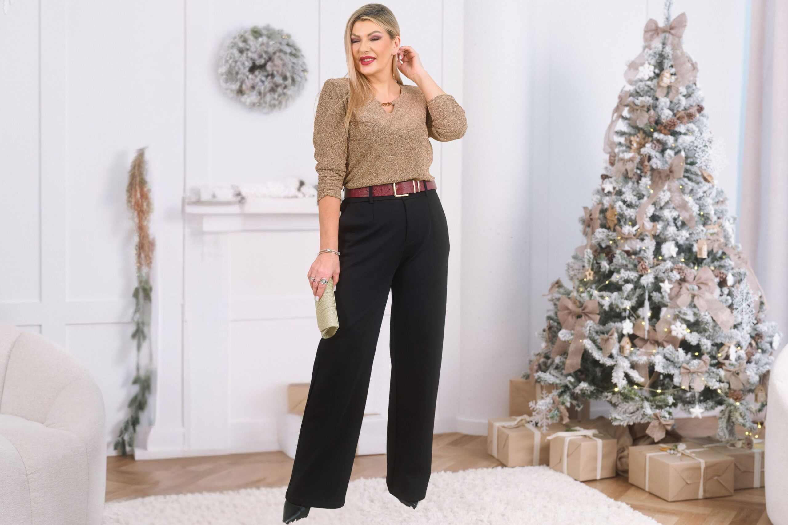 elegancki zestaw plus size- złota świąteczna bluzka plus size zestawiona z eleganckimi czarnymi spodniami dla puszystych kobiet