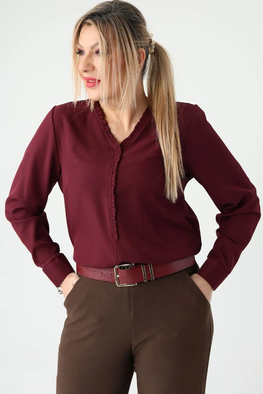 Bordowa bluzka plus size z falbanką przy dekolcie