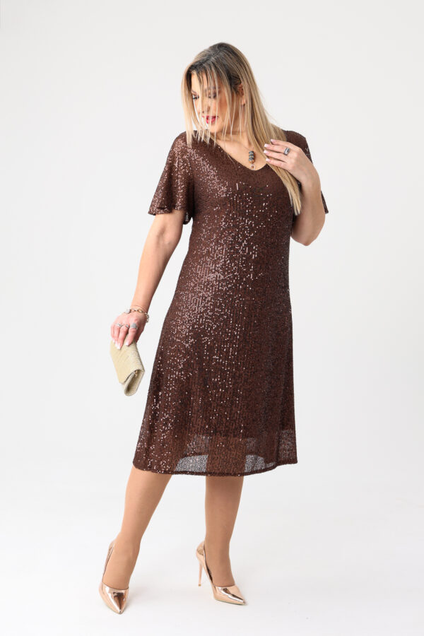 Błyszcząca elegancka sukienka z cekinami plus size brązowa midi 44-52