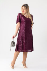 Błyszcząca elegancka sukienka z cekinami plus size fioletowa midi 44-52