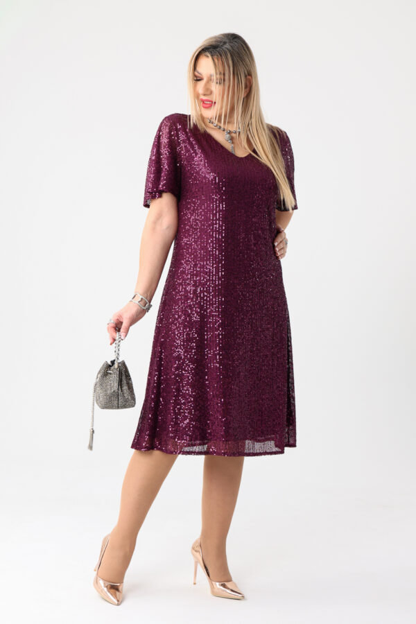 Błyszcząca elegancka sukienka z cekinami plus size fioletowa midi 44-52