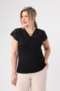 Elegancka bluzka z koronką plus size krótki rękaw czarna 44-54