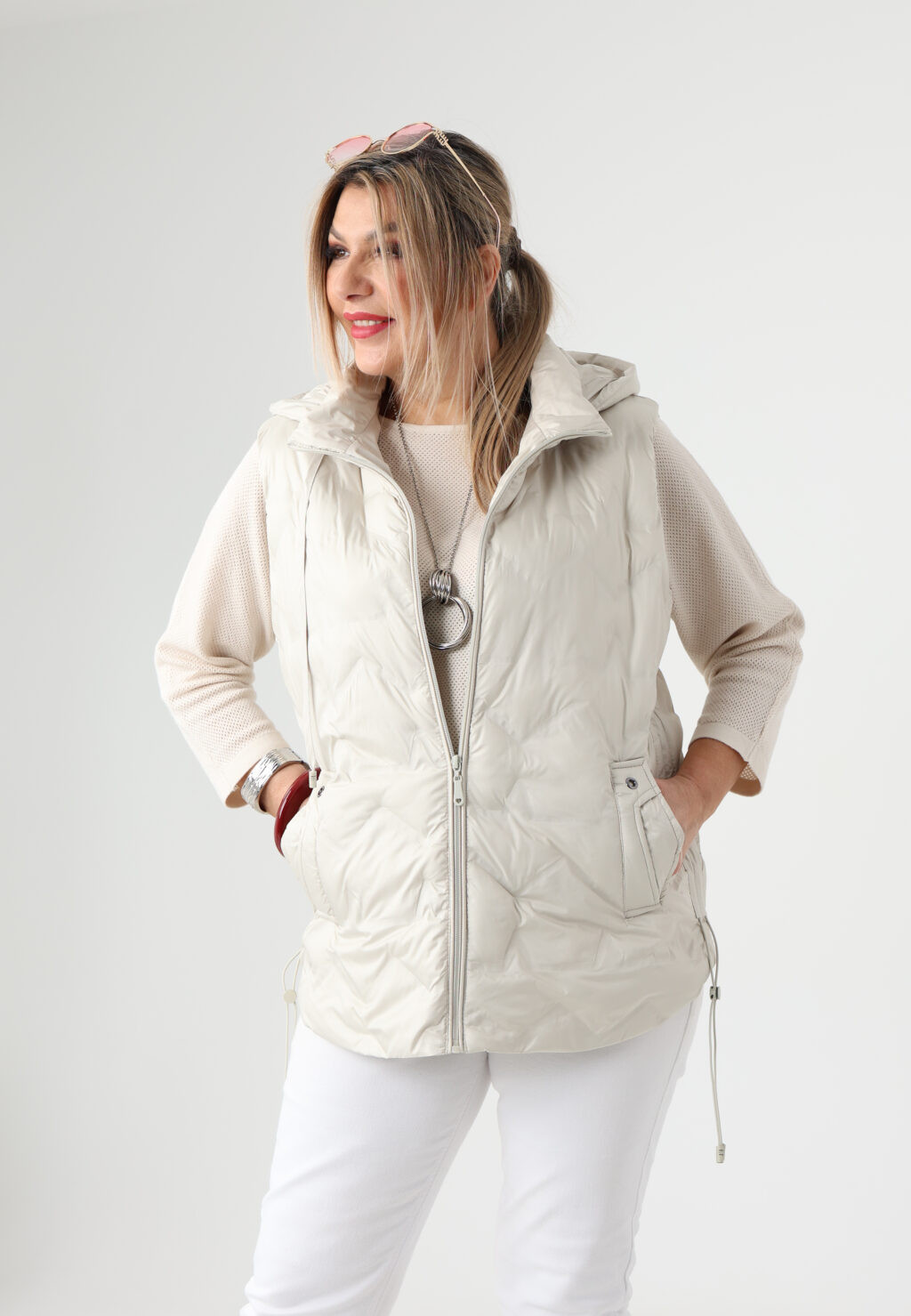 Pikowany bezrękawnik damski duże rozmiary kremowy 44-54