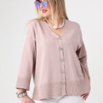 Sweterek damski plus size zapinany na guziki pudrowy róż 44-48