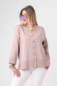 Sweterek damski plus size zapinany na guziki pudrowy róż 44-48