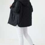czarna-kurtka-przejściowa-damska-plus-size-z-odpinanym-kapturem-42-52 (3)