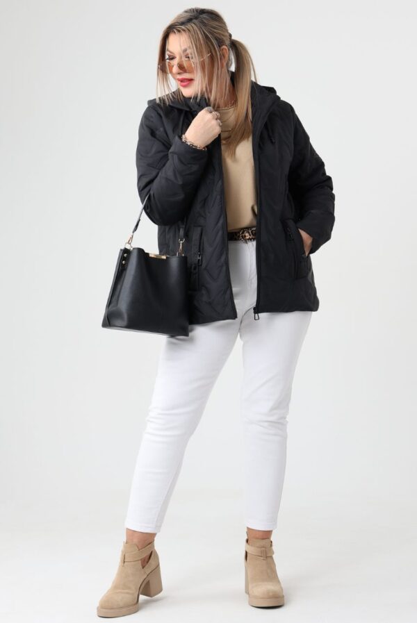 Czarna kurtka przejściowa damska plus size z odpinanym kapturem 42-52