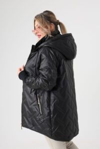 Czarna kurtka przejściowa damska plus size ze ściągaczami przy rękawach 42-50