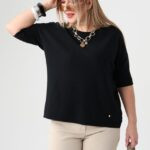 Sweterek dla puszystych czarny krótki rękaw