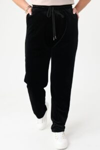 Czarne dresy damskie plus size – spodnie dla puszystych kobiet