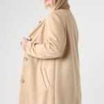 elegancki-zamszowy-plaszcz-damski-plus-size-bezowy (2)