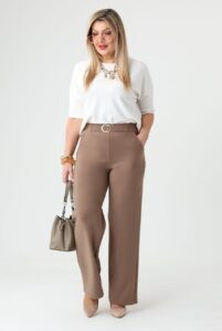 Eleganckie spodnie damskie dla puszystych z prostą nogawką