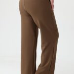 eleganckie-spodnie-materialowe-plus-size-damskie-brazowe (4)