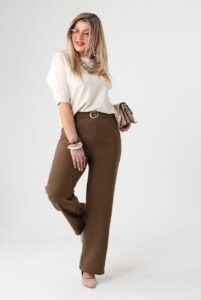 Eleganckie spodnie damskie dla puszystych z prostą nogawką