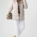 Kremowa kurtka przejściowa damska plus size z odpinanym kapturem 42-52