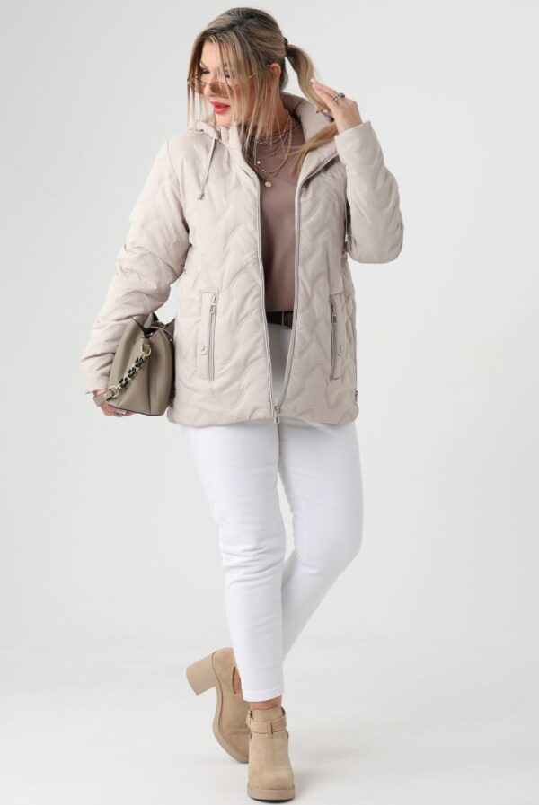 Kremowa kurtka przejściowa damska plus size z odpinanym kapturem 42-52