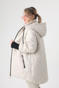 Kremowa kurtka przejściowa damska plus size ze ściągaczami przy rękawach 42-50