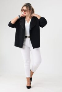 Czarna narzutka plus size elegancka