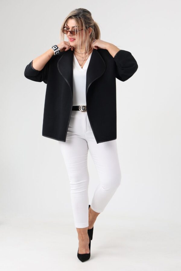 Czarna narzutka plus size elegancka